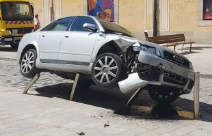 Un cotxe s'encasta contra unes pilones davant de la Casa de Cultura de Girona