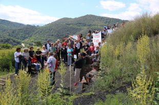 Veïns d'Olot reclamen aturar la construcció de 46 habitatges a la falda del volcà Montsacopa