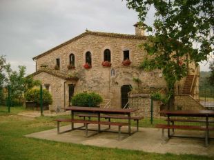 Cornellà del Terri ordena el tancament d'un centre de menors en una casa de colònies