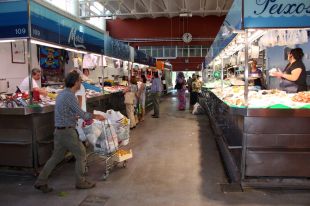 Uns lladres entren a robar al Mercat de Girona i provoquen destrosses en múltiples parades 