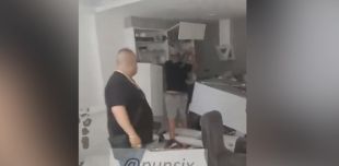 Familiars de les víctimes en el tiroteig de Girona destrossen la casa de l'agressor