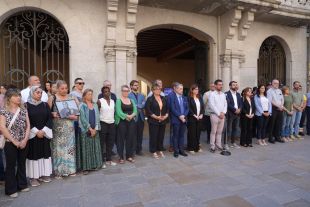 Minut de silenci pel doble crim a la Font de la Pólvora i reforç policial al barri