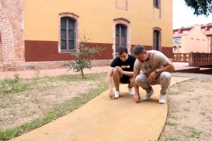 Un projecte pioner crea escocells i paviment de parcs infantils amb taps de suro reciclats