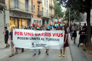 Unes 400 persones es manifesten a Girona contra la massificació turística