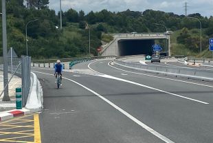 Alarma per l'increment de ciclistes que circulen per l'AP-7 entre Girona Nord i Fornells de la Selva