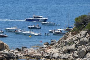 Denuncien que moltes embarcacions d'esbarjo fondegen en zones de banyistes a Cap Roig
