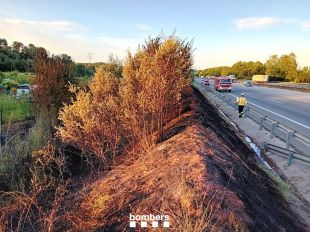Dos incendis al voral de l'AP-7 a Sant Julià de Ramis separats per 5 quilòmetres