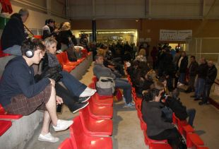 El poliesportiu de la Jonquera acull 400 persones aïllades per la nevada i està desbordat