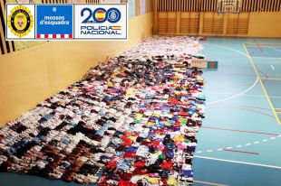 Un operatiu policial contra el top manta a Roses comissa més de 2.500 articles falsificats