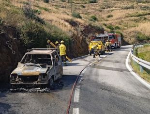 18 dotacions dels Bombers treballen en un incendi forestal a Portbou