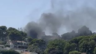 19 dotacions dels Bombers apaguen un incendi a Begur