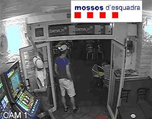 Dos detinguts especialitzats en robar diners de màquines escurabutxaques 