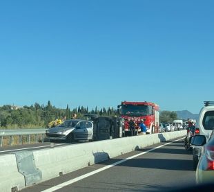 Un ferit greu després que un turisme ha topat contra un cotxe avariat a Porqueres