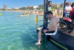 Palamós inaugura el primer sistema de bany autònom de l'Estat per a persones amb mobilitat reduïda