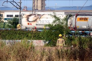 Els Bombers injecten 30.000 litres d'aigua al vagó incendiat a Girona i es manté el confinament
