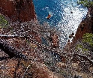 Una dona ferida greu en caure d'uns 10 metres en una via ferrada a Sant Feliu de Guíxols