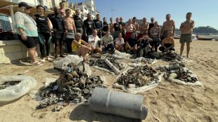 Retiren de la platja més de 200 quilos de material pirotècnic del Concurs de Focs de Blanes