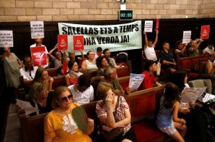 Crits, insults i amenaces a l'alcalde de Girona de famílies que volen més places en una llar d'infants