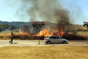 Un incendi crema un descampat a Santa Cristina d'Aro i deixa bona part del poble sense llum