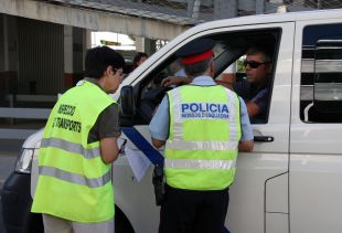 Denunciats 19 taxistes pirates que operen a zones turístiques i aeroports catalans 