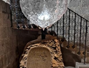 Roben les figures del monument 'Agnus Dei' a l'església de Sant Pere de Figueres