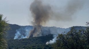 Tretze dotacions dels Bombers lluiten contra un incendi a Sant Feliu de Guíxols
