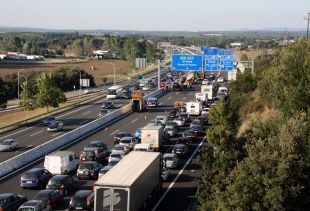 Dos ferits, un d'ells crític, en l'accident múltiple de l'AP-7 a Maçanet de la Selva 