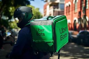 Lloret sancionarà UberEats si segueix repartint menjar entre els banyistes a la platja