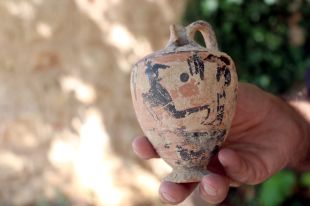 Troben una gerra amb escenes d'un gimnàs grec al jaciment d'Empúries