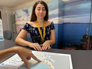 L'Estartit estrena tres mapes adaptats a invidents amb un itinerari pel nucli històric