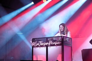 Lia Jensen i 31 FAM inicien la programació de concerts a les barraques de Roses