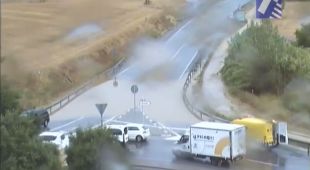 La pluja inunda la C-65 a Cassà de la Selva i obliga a tallar la carretera