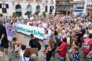 Mig miler de persones es mobilitzen a Lloret contra l'incivisme que impera al municipi
