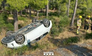Un cotxe surt de la carretera i bolca a la GI-612 a Port de la Selva