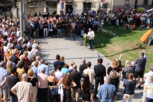 Ripoll inaugura un monument en record de les 16 víctimes mortals dels atemptats del 17-A