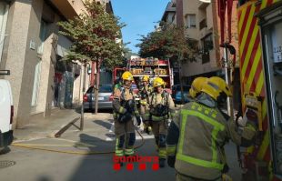 Un incendi crema una botiga de telèfons mòbils a Roses