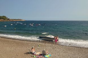Es trenca l'amarratge d'una barca i acaba varada a la platja del Port de la Selva