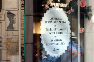 Girona enviarà tècnics a onze comerços que no retolen en català
