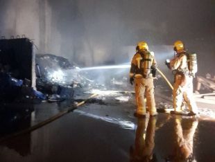 Incendi en una nau de reciclatge a Castelló d’Empúries