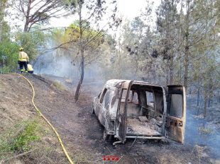 Controlat un incendi que ha calcinat un vehicle i ha afectat massa forestal a Jafre