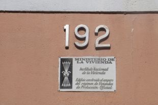 Girona quedarà neta de plaques franquistes d'edificis privats aquesta tardor