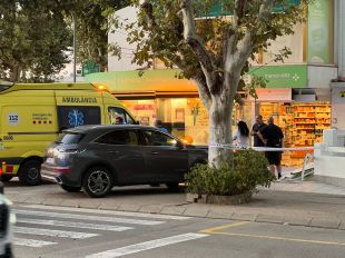 Un vehicle perd el control i s'encasta contra una farmàcia a Empuriabrava