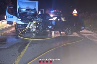 Detingut un conductor begut i drogat que va topar contra un camió a Vidreres