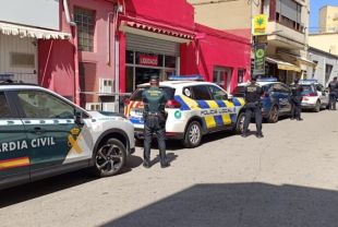 Comissen un miler d’articles falsificats de dues botigues del Pertús amb treballadors il·legals