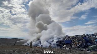 Els Bombers treballen en un incendi a l'abocador de Pedret i Marzà