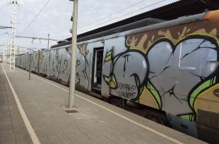 Renfe retira dos trens de la línia R3 per pintades que els impedeixen circular