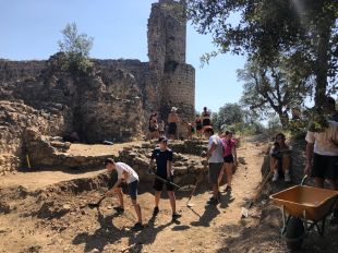 Les excavacions al Castell de Sant Iscle de Vidreres troben nous enterraments i un mur
