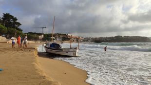 Tres barques varades a la Cala la Fosca de Palamós pel temporal de llevant