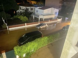 Els forts aiguats inunden carrers i atrapen vehicles a l'Escala durant la nit