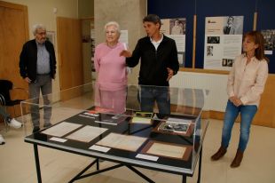 Una neta de Juan Negrín visita l'exposició que li ha dedicat Camprodon